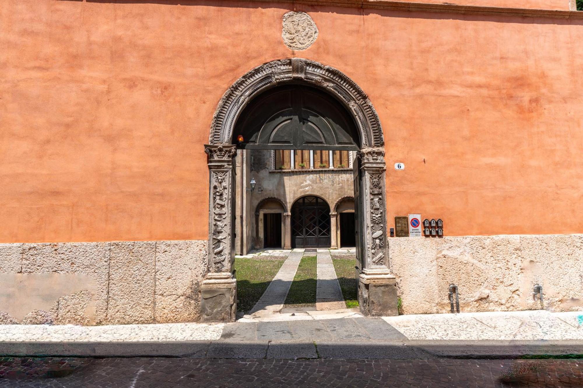 Aparthotel Palazzo Delle Guglie By Postcardsfrom Werona Zewnętrze zdjęcie