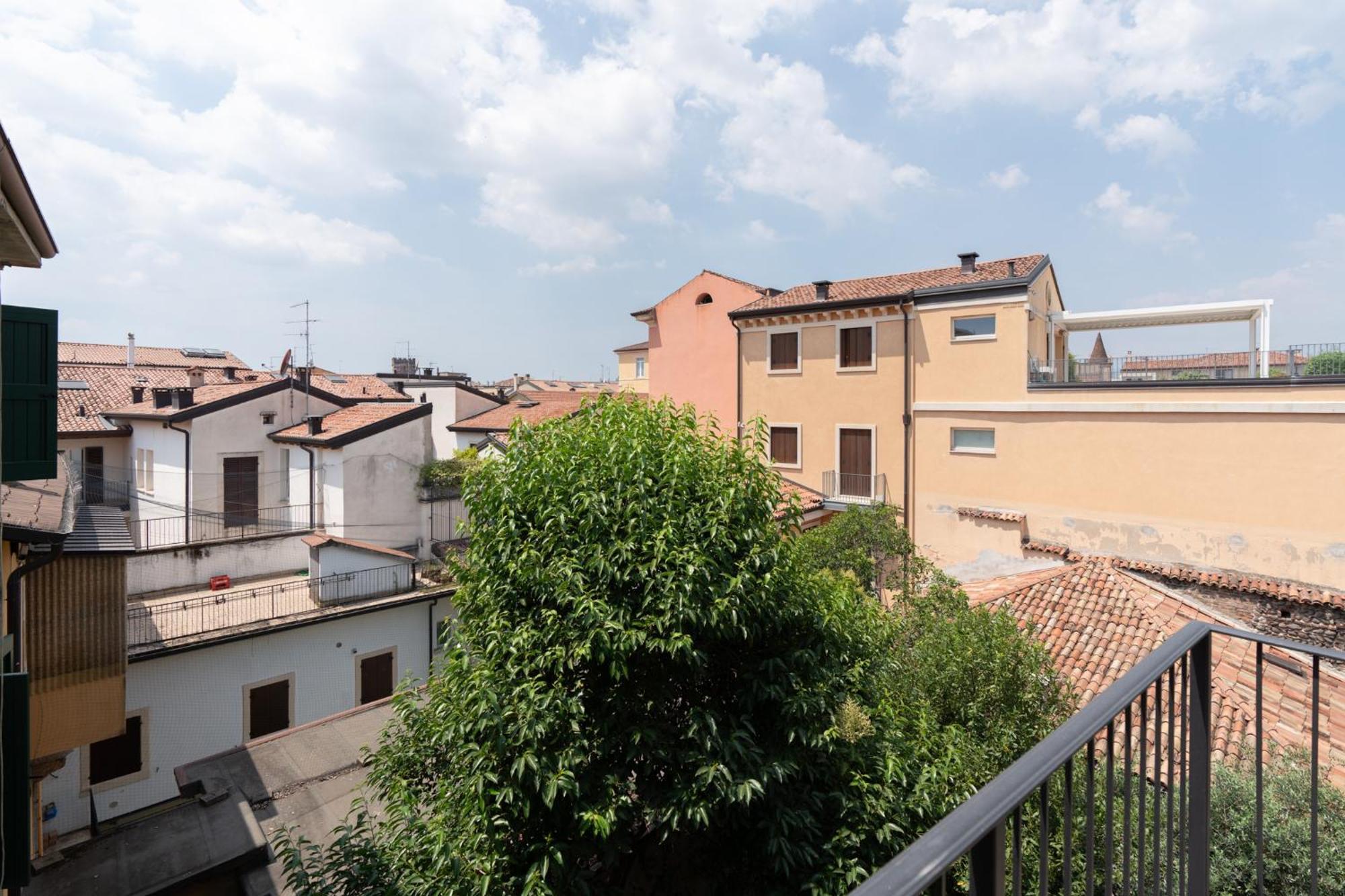 Aparthotel Palazzo Delle Guglie By Postcardsfrom Werona Zewnętrze zdjęcie
