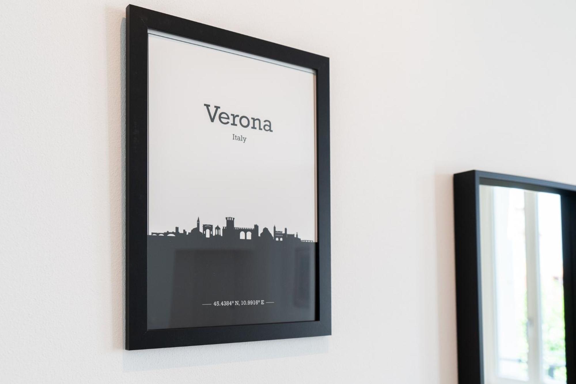 Aparthotel Palazzo Delle Guglie By Postcardsfrom Werona Zewnętrze zdjęcie