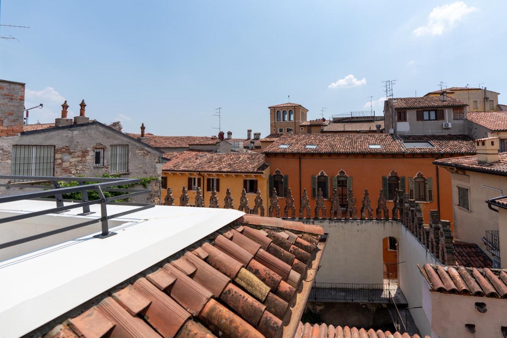 Aparthotel Palazzo Delle Guglie By Postcardsfrom Werona Zewnętrze zdjęcie