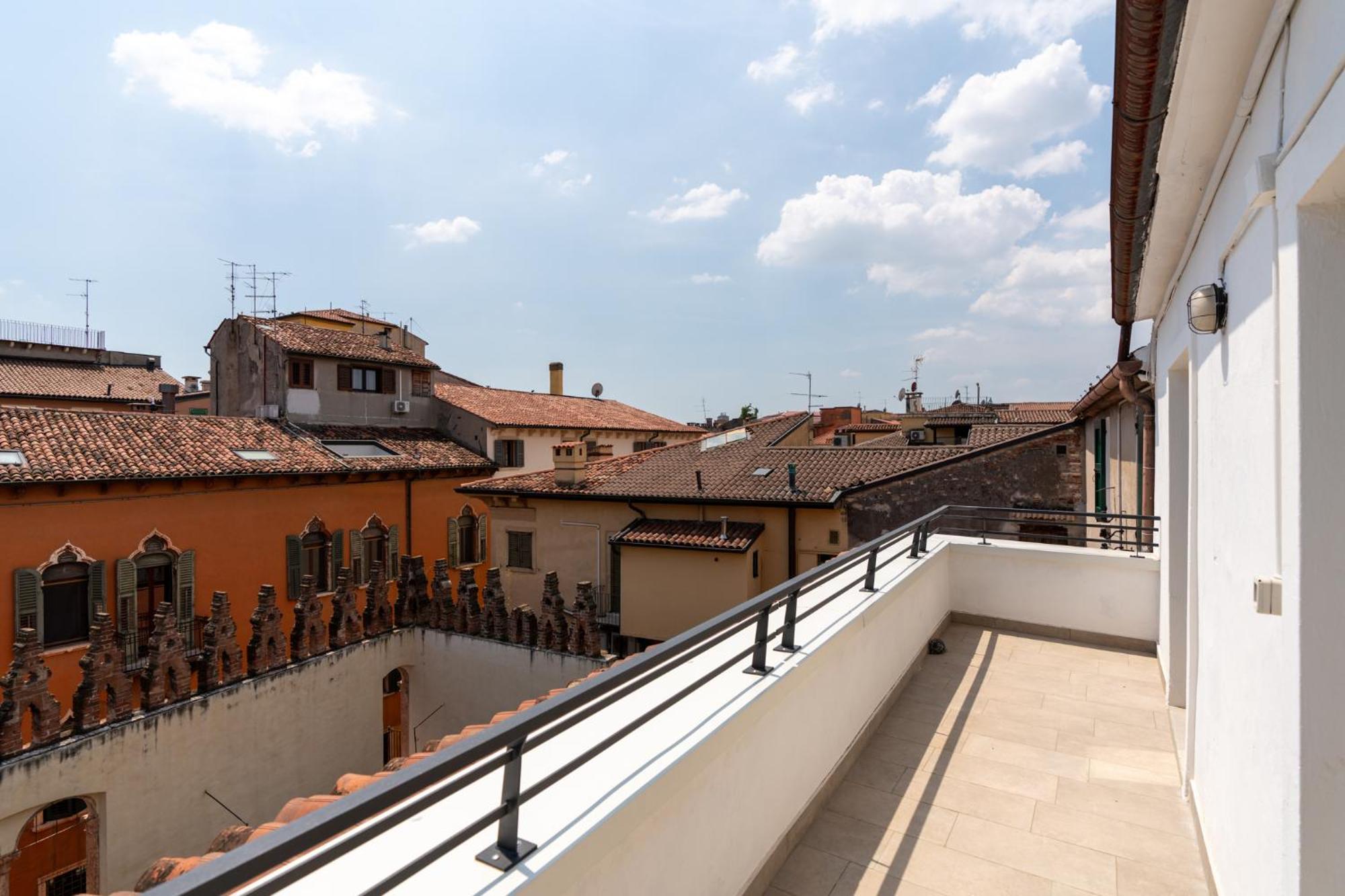 Aparthotel Palazzo Delle Guglie By Postcardsfrom Werona Zewnętrze zdjęcie