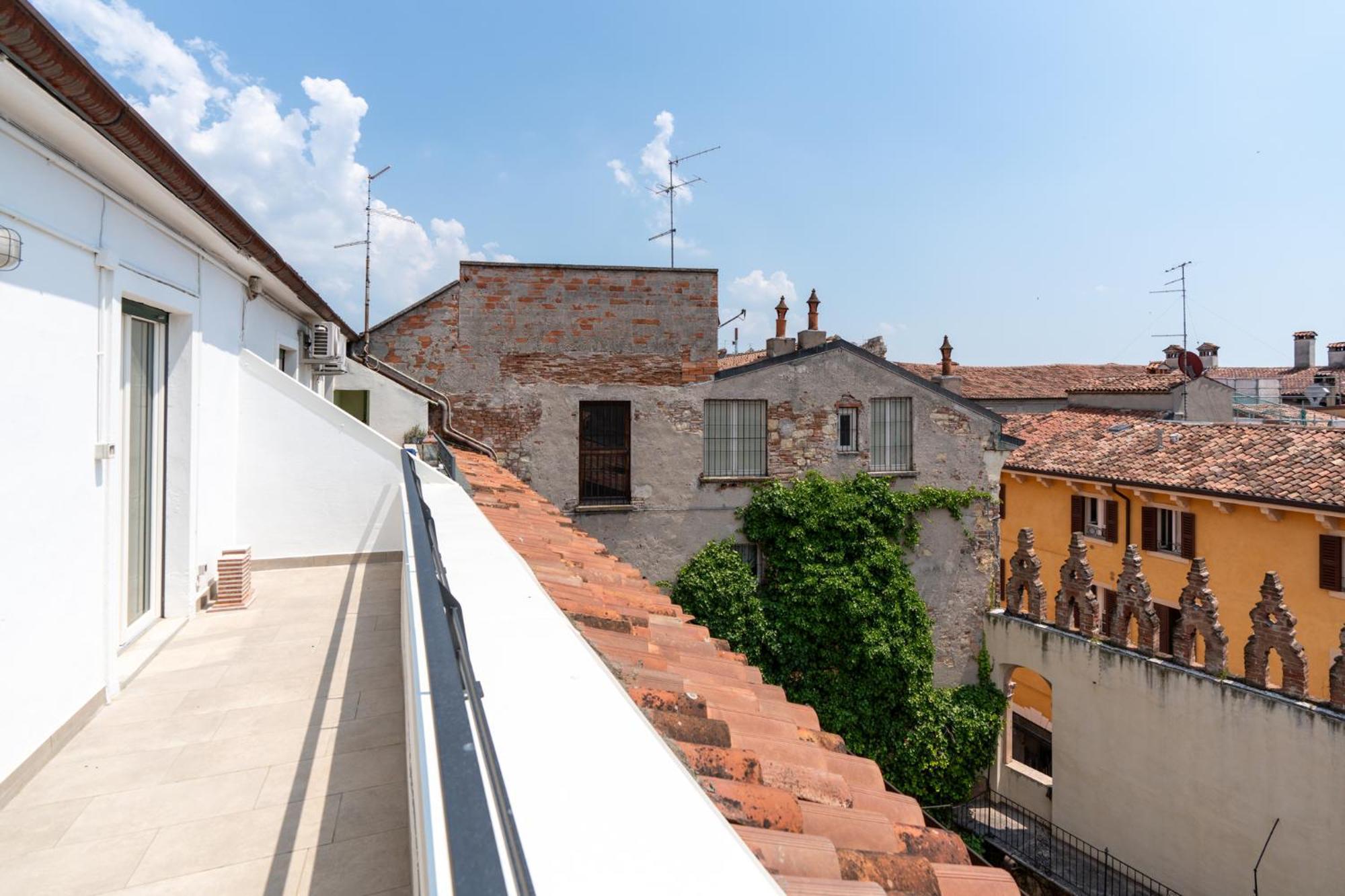 Aparthotel Palazzo Delle Guglie By Postcardsfrom Werona Zewnętrze zdjęcie