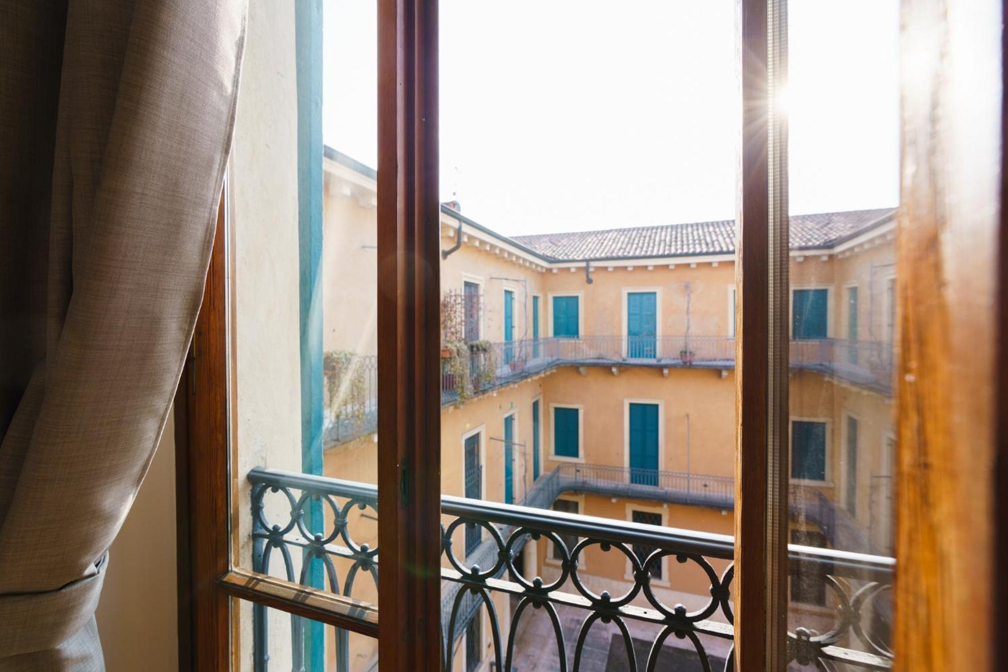Aparthotel Palazzo Delle Guglie By Postcardsfrom Werona Zewnętrze zdjęcie
