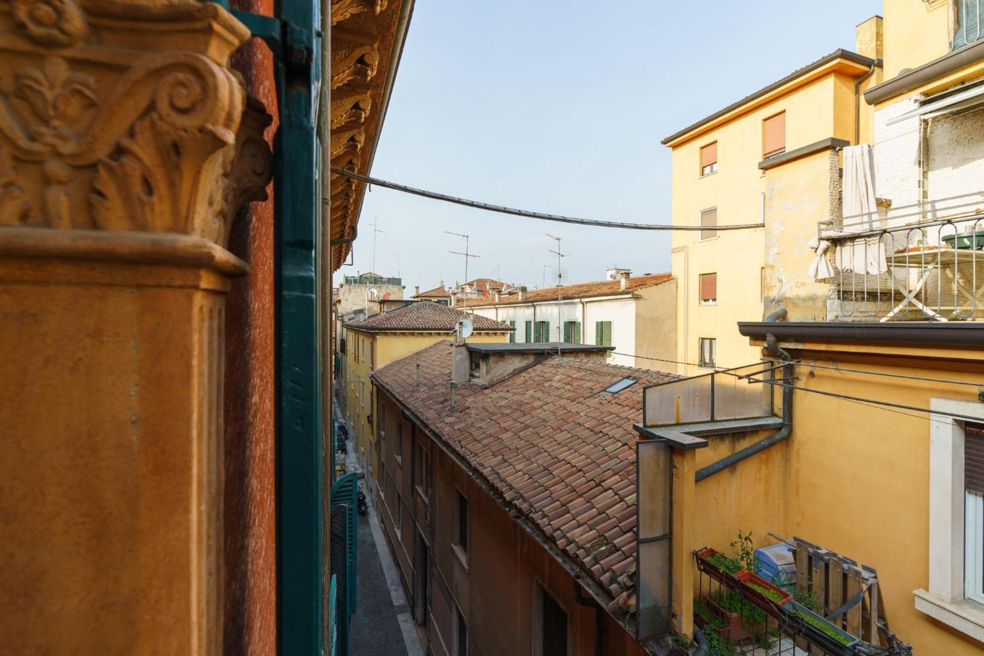 Aparthotel Palazzo Delle Guglie By Postcardsfrom Werona Zewnętrze zdjęcie